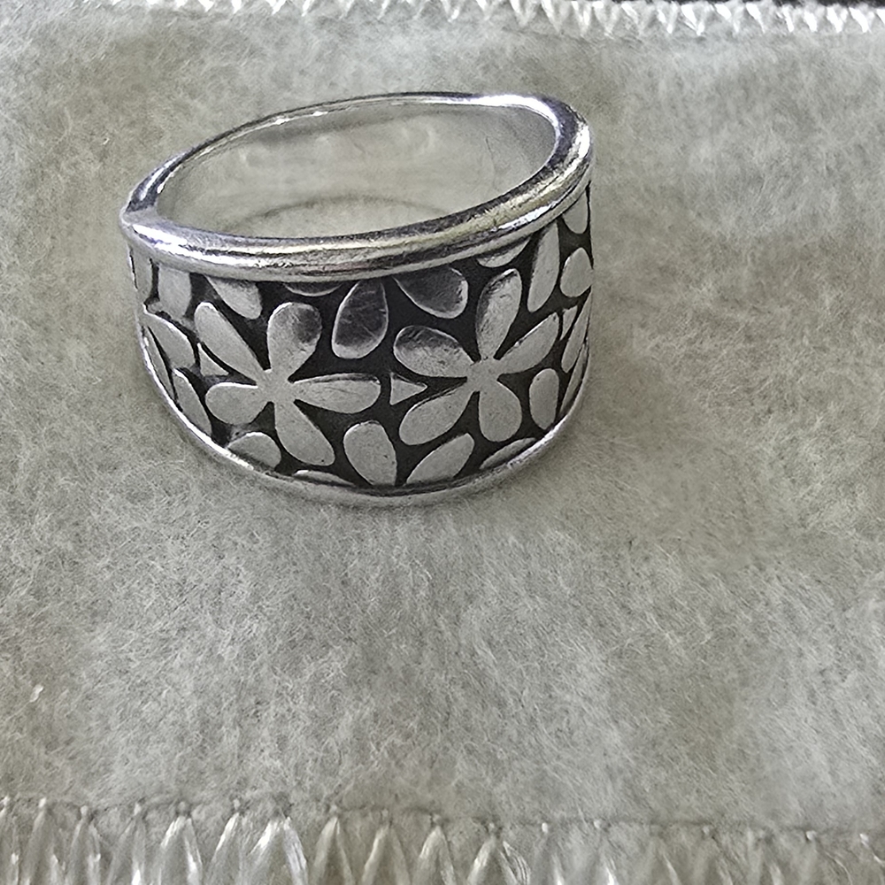 Retired, James Avery Wide Flower Blossom ring in sterling silver SIZE 7